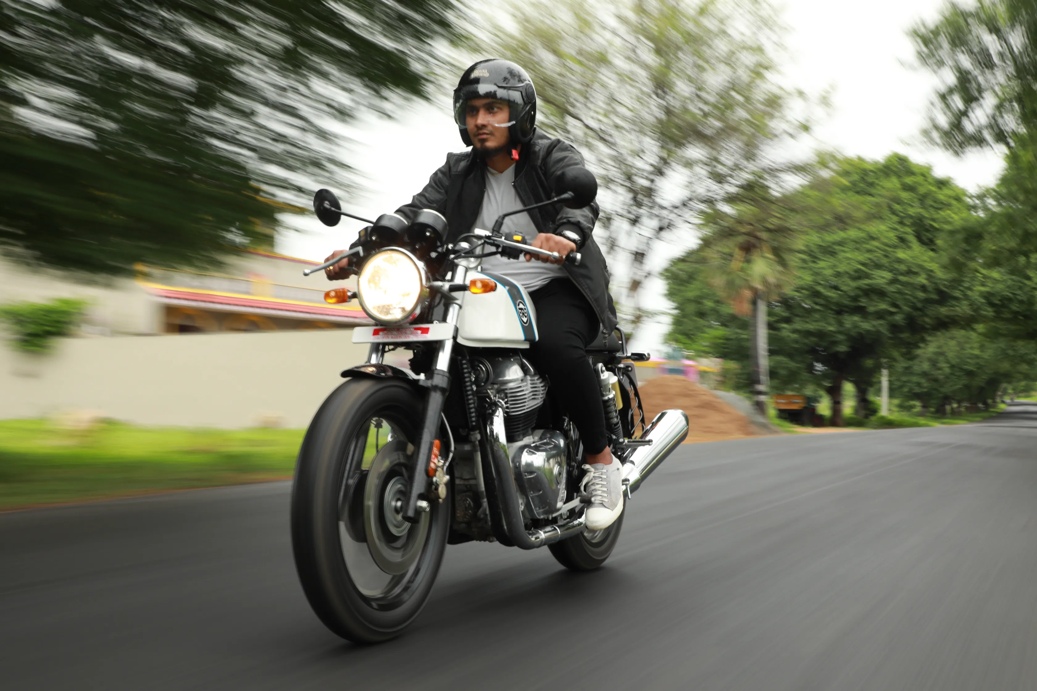 Un chauffeur de moto-taxi, portant son casque, en route pour rejoindre un client ou transporter un passager vers sa destination